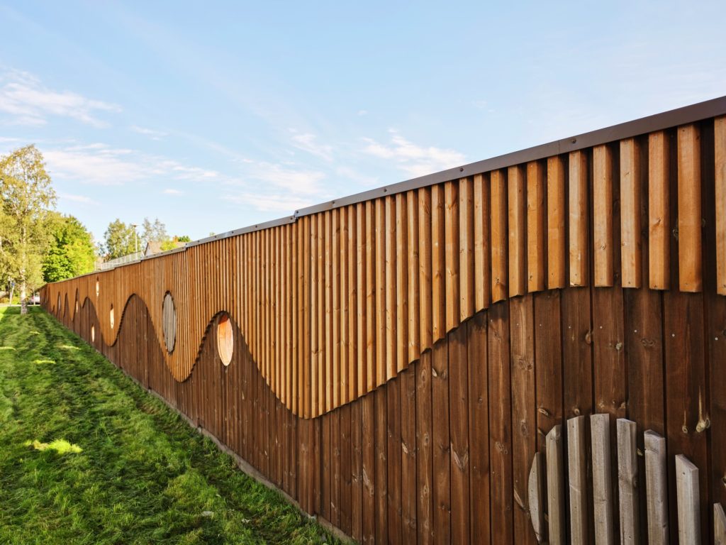 Støyskjerm ved Johan Tillers vei i Trondheim. Arkitekttegnet med buer og sirkler.