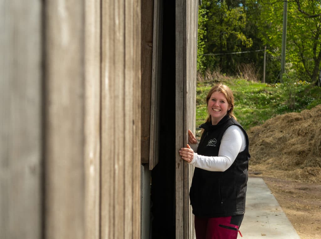 Heidi Reinprecht Akselsen og Ekke Reinprecht har bygget elementfjøs fra Talgø. Foto: Geir Wikse