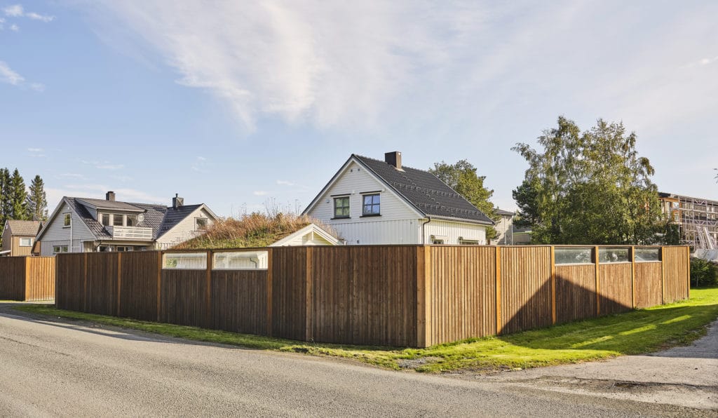 Støyskjerm foran hus